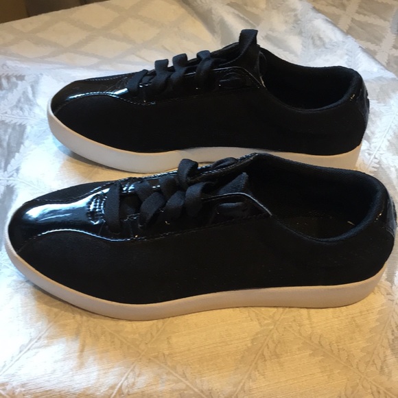 Puma Sneakers, Black with Patent Leather, Size 6 - Picture 4 of 7